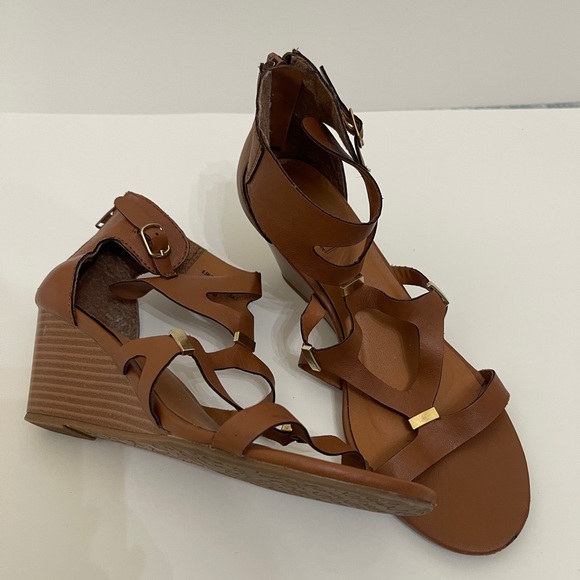 Xoxo - Picture 3 of 6